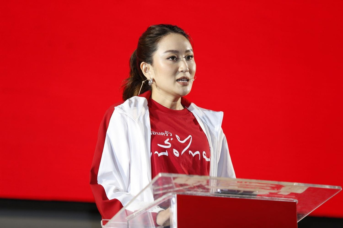 Cô tốt nghiệp khoa Nghiên cứu chính trị của Đại học Chulalongkorn và theo học ngành Quản lý khách sạn quốc tế tại Đại học Surrey ở Anh. Ảnh: Bangkok Post Cô tốt nghiệp khoa Nghiên cứu chính trị của Đại học Chulalongkorn và theo học ngành Quản lý khách sạn quốc tế tại Đại học Surrey ở Anh. Ảnh: Bangkok Post