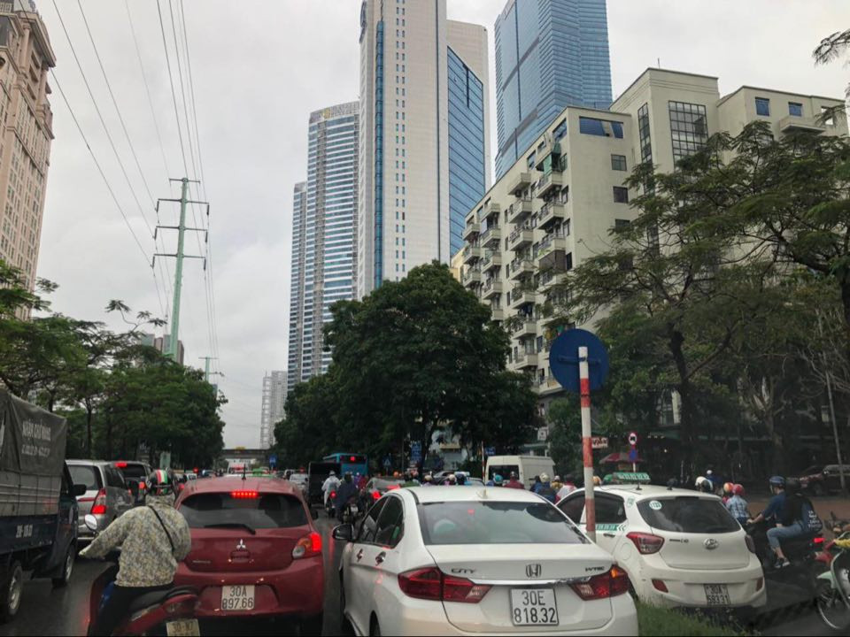 Cảnh tắc đường kinh hoàng, ngập úng ở Hà Nội vào giờ cao điểm sau trận mưa lớn ảnh 22