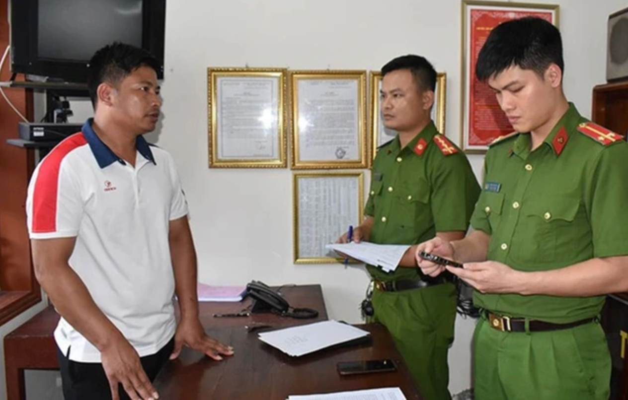 Đào Văn Úy đã câu kết với một số đối tượng nước ngoài lừa đảo chiếm đoạt gần 50 tỉ đồng của nhiều người dân "nhẹ dạ, cả tin". Ảnh: Công an Ninh Bình Đào Văn Úy đã câu kết với một số đối tượng nước ngoài lừa đảo chiếm đoạt gần 50 tỉ đồng của nhiều người dân "nhẹ dạ, cả tin". Ảnh: Công an Ninh Bình