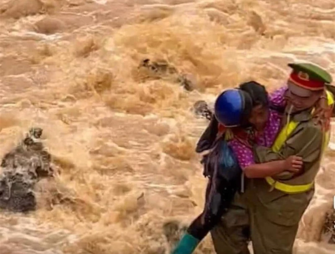 Hành động lao xuống dòng lũ dữ cứu người dân thể hiện rõ tinh thần "Lúc dân cần, lúc dân khó, có công an". Ảnh cắt từ clip