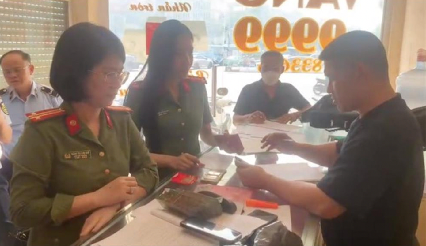 Cơ quan chức năng kiểm tra một cơ sở kinh doanh vàng bạc phát hiện có sai phạm. Ảnh: CA.