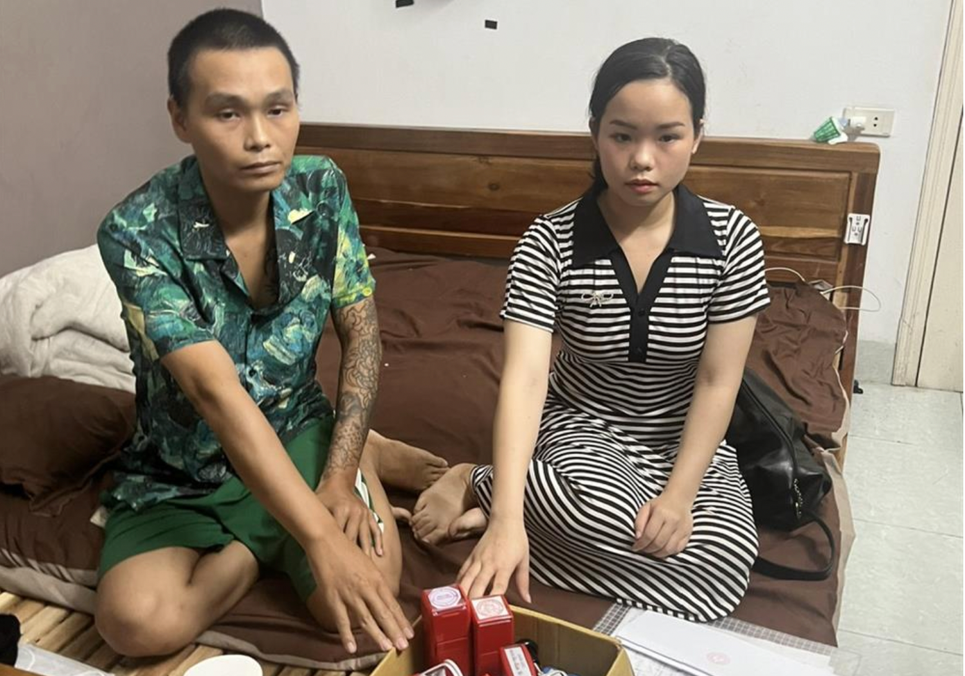 Nguyễn Diệu Anh và Nguyễn Văn Quý cùng tang vật. Ảnh: C.A.