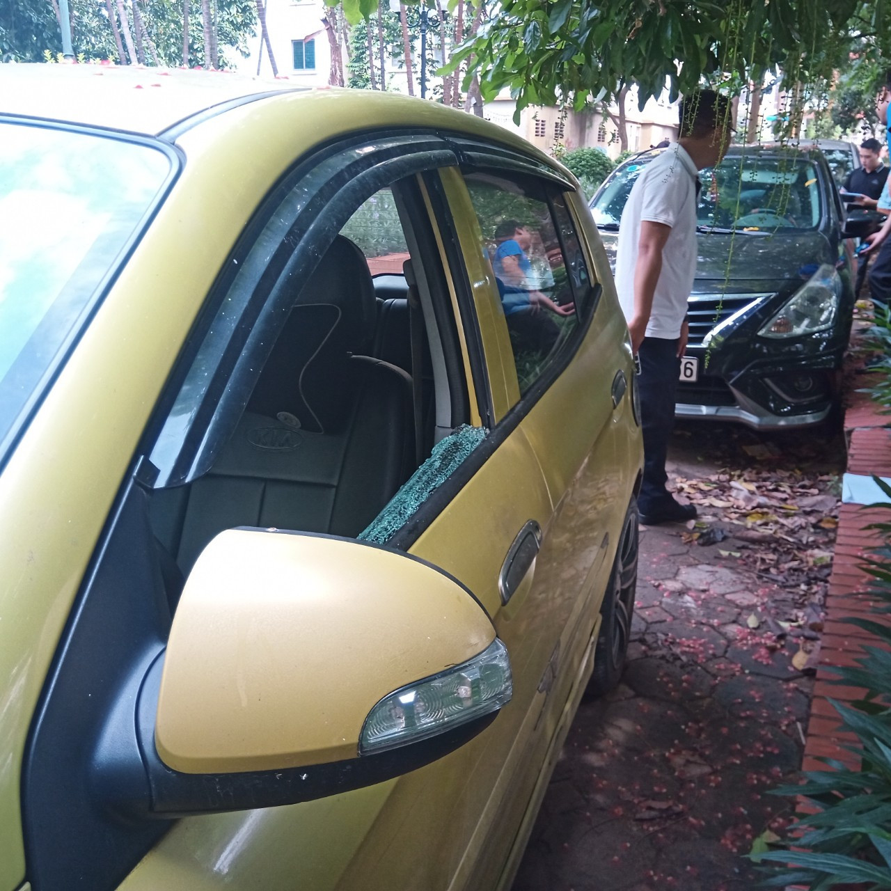 Người dân ngỡ ngàng vì xe của mình bị đập phá kính. Người dân ngỡ ngàng vì xe của mình bị đập phá kính.