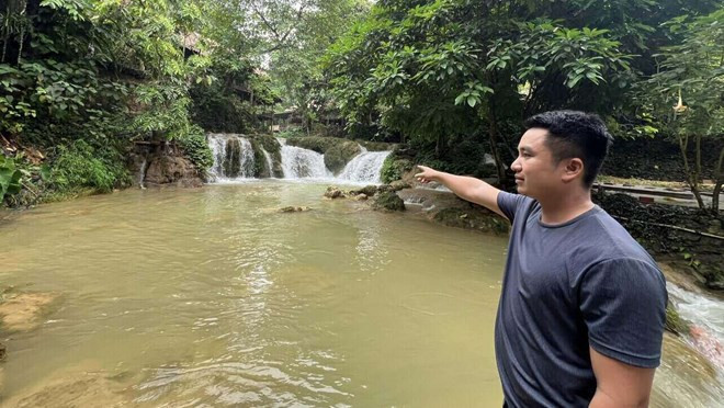 Anh Bùi Văn Học phản ánh nhà máy thủy điện xả nước không báo trước, khiến người dân và du khách trở tay không kịp. Ảnh: Nguyễn Minh.