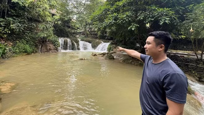 Anh Bùi Văn Học phản ánh nhà máy thủy điện xả nước không báo trước, khiến người dân và du khách trở tay không kịp. Ảnh: Nguyễn Minh.