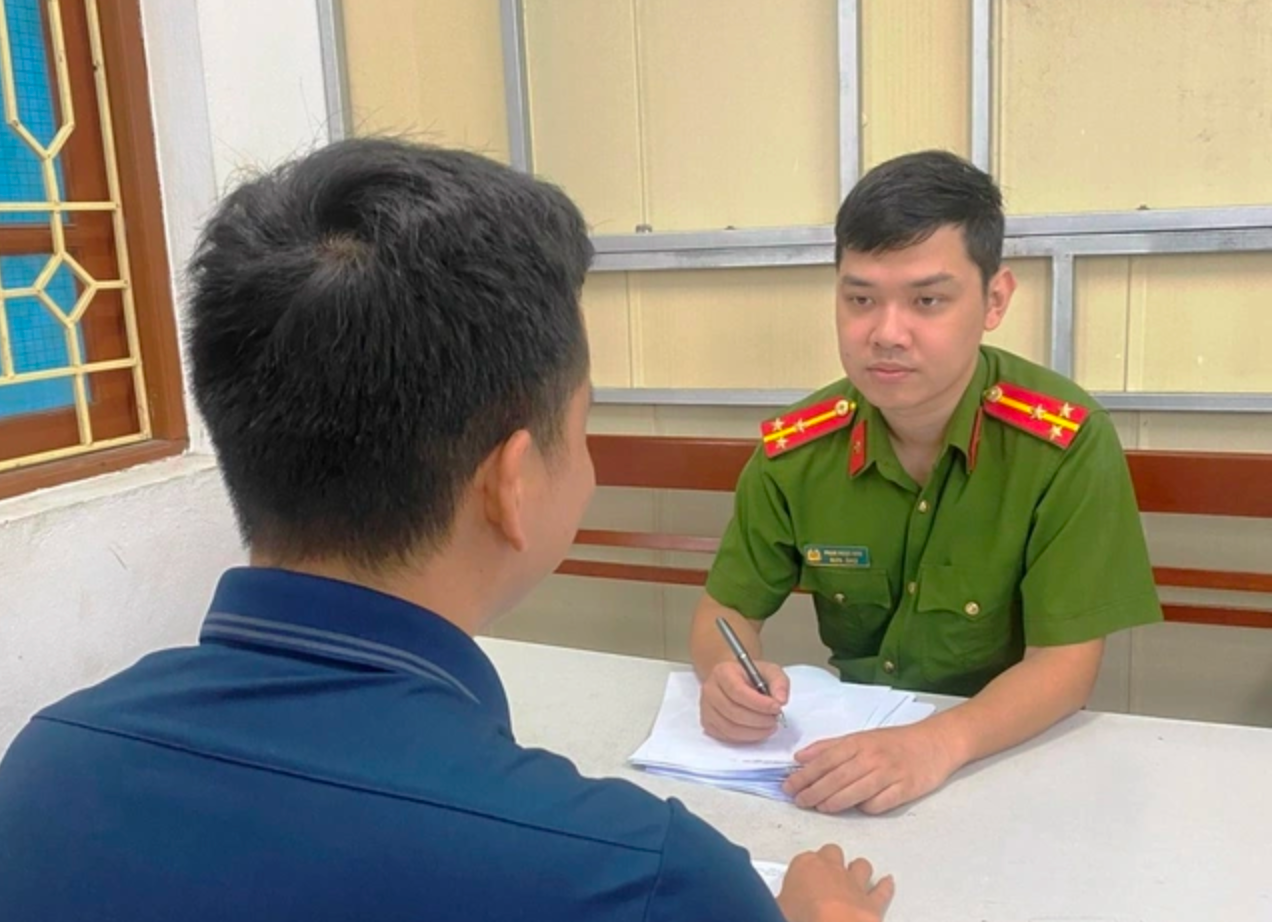 Anh Vũ Ngọc C. suýt mất 500 triệu đồng từ những kẻ lừa đảo nếu không được công an phối hợp với ngân hàng nhanh chóng vào cuộc. Ảnh: Công an Ninh Bình.