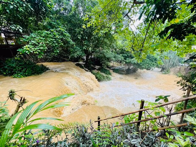 Nước bất ngờ tràn về, khiến người dân và du khách hoảng loạn. Ảnh: Nguyễn Minh.