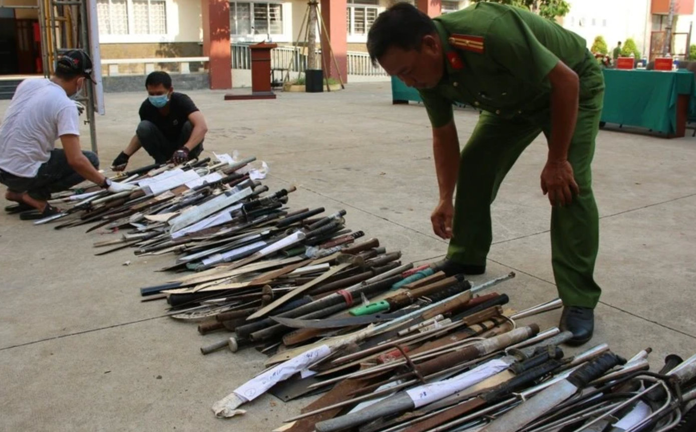 Cơ quan chức năng thu nhiều dao, phóng lợn...Ảnh minh hoạ.