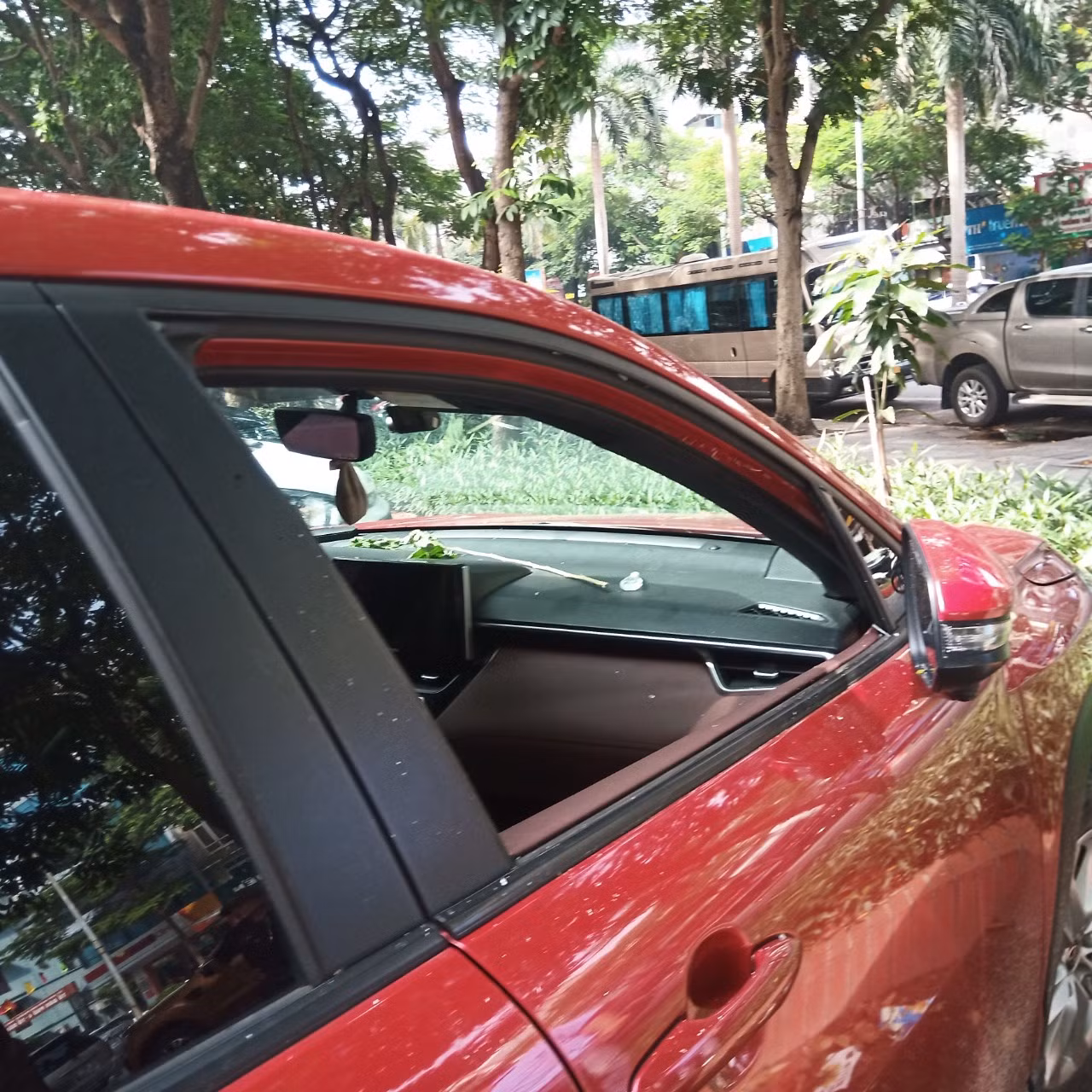 Nhiều chiếc xe bị đập kính phá kính nhưng tài sản trong xe vẫn còn nguyên.