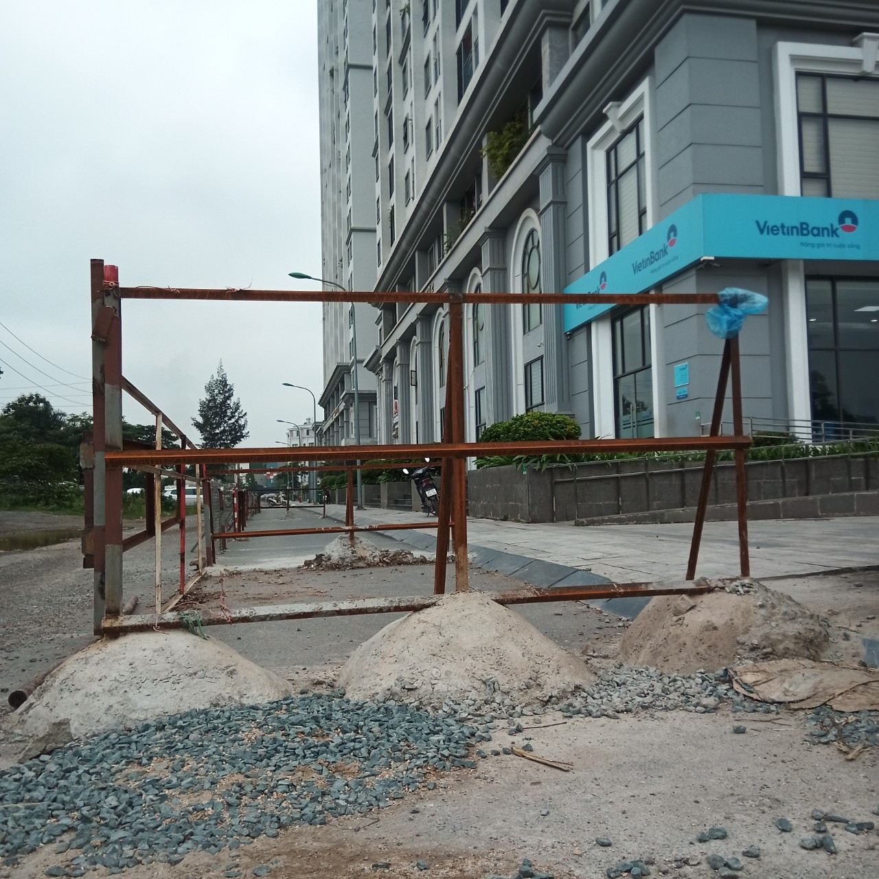 Những trụ sắt, thép được rào khá kiên cố. Ảnh: Phạm Nam