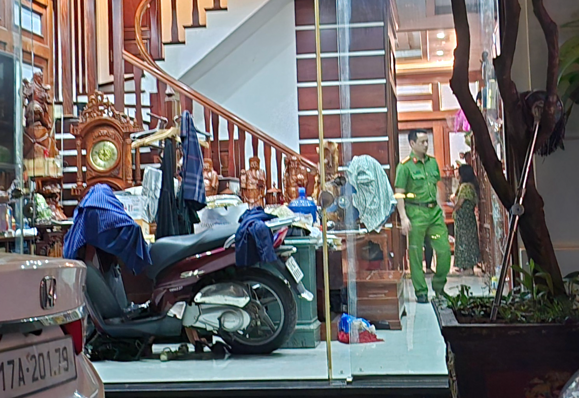 Cơ quan điều tra khám xét tại nhà ông Nguyễn Sơn La. Ảnh: Trung Du.