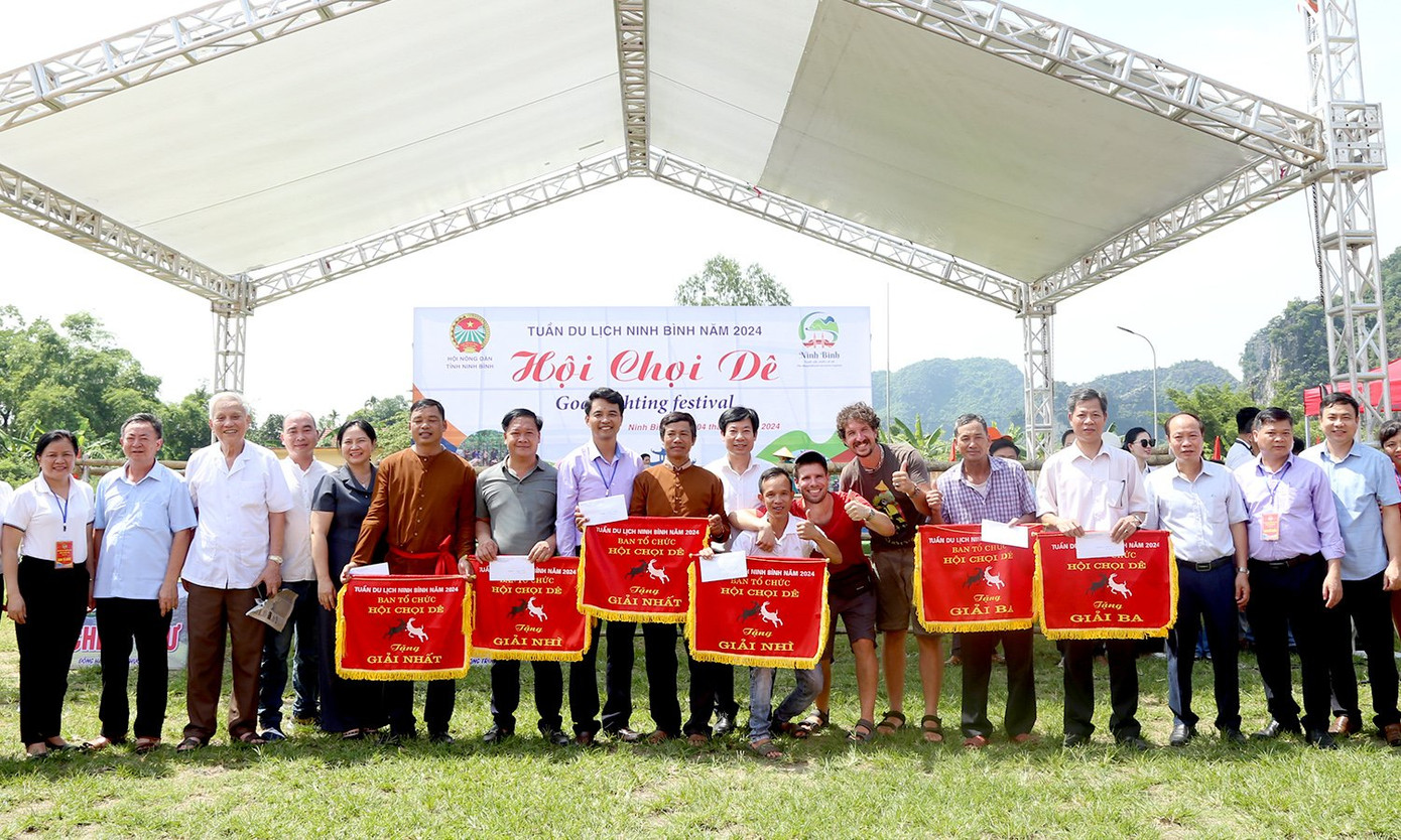 Giải thưởng dành cho các chủ trang trại có những "đấu sĩ" chiến thắng. Ảnh: Minh Đường.