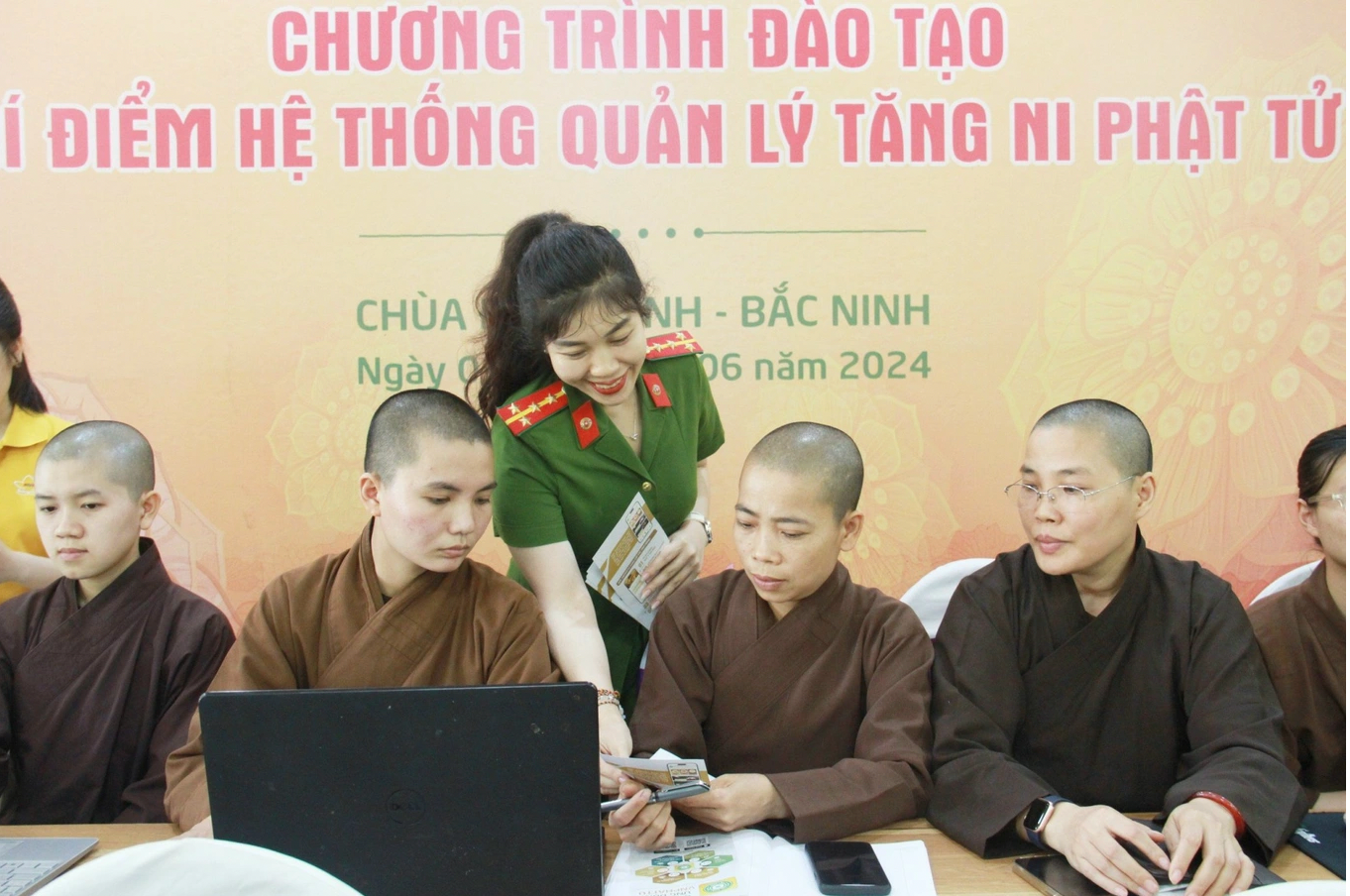 Cán bộ Cục C06 giới thiệu cho tăng ni, phật tử về hệ thống quản lý: Ảnh: Cục C06.