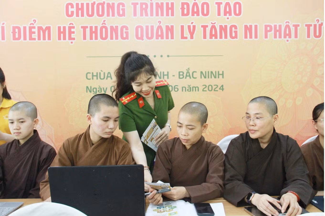 Cán bộ Cục C06 giới thiệu cho tăng ni, phật tử về hệ thống quản lý: Ảnh: Cục C06.