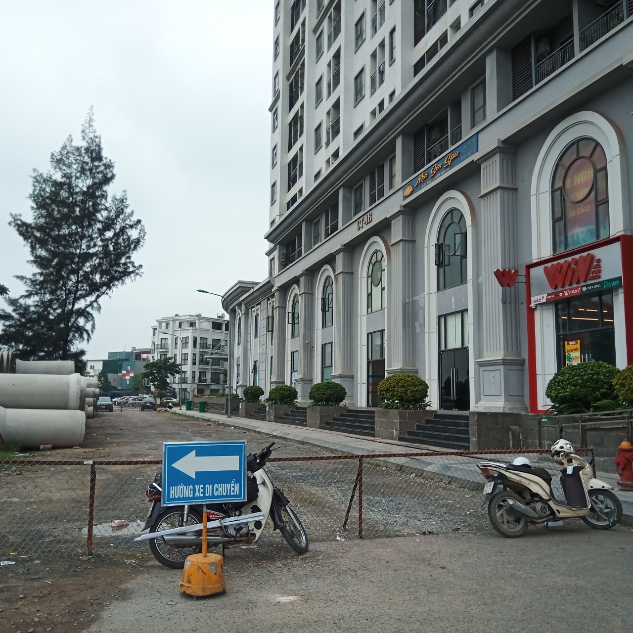 Nhiều khu vực của toà nhà bị phong toả. Ảnh: Phạm Nam.