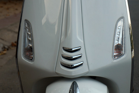 Phần đầu khá tương đồng với Vespa 946