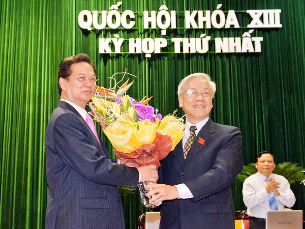 Tổng Bí thư Nguyễn Phú Trọng tặng hoa chúc mừng Thủ tướng Nguyễn Tấn Dũng tái đắc cử