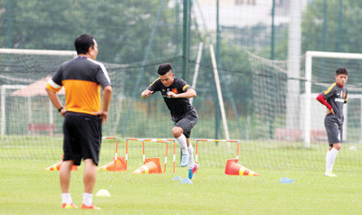 HLV Hoàng Văn Phúc nhiều khả năng không thể có sự phục vụ của tiền vệ trụ cột Hoàng Thịnh tại SEA Games 27. ảnh: VSI