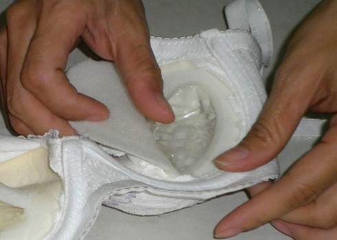 Áo ngực xuất xứ Trung Quốc có chứa "thuốc" lạ. Ảnh: Nguyễn Đông.