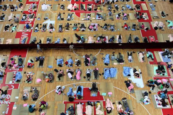 Hơn 400 bậc phụ huynh đã ngủ lại trong đêm đầu tiên đưa con tới trường nhập học. Hầu hết chăn màn đều được phía nhà trường hoặc các nhóm tình nguyện viên cung cấp