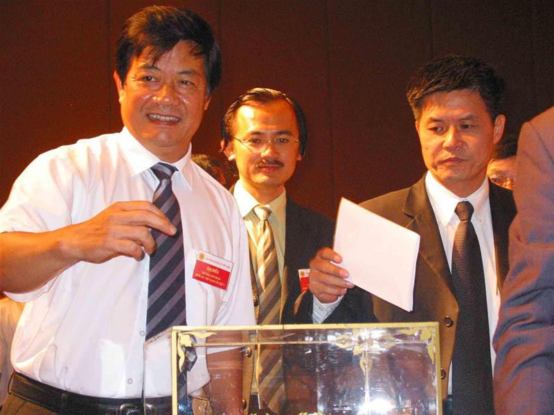 Quang cảnh Đại hội Nhiều vấn đề "nóng" làm đại biểu... khát Tâm sự phút giải lao Phút tâm tư của ông Phạm Ngọc Viễn ĐB Võ Quốc Thắng, Đoàn Nguyên Đức thảo luận các vấn đề ngoài hành lang LS Hải: "Tôi mà được mỗi 1 phiếu là tại anh đấy nhé!" Chủ tịch VFF khóa 4 Mai Liêm Trực trả lời phỏng vấn truyền hình LS Hải và ông Ngô Tử Hà: "Em xin bác chia sẻ tí kinh nghiệm" Cân nhắc kỹ trước khi đặt bút phiếu Được rồi, đã bỏ phiếu xong 116 đại biểu bỏ phiếu chọn BCH mới Hòm phiếu đầy đủ trước khi kiểm phiếu