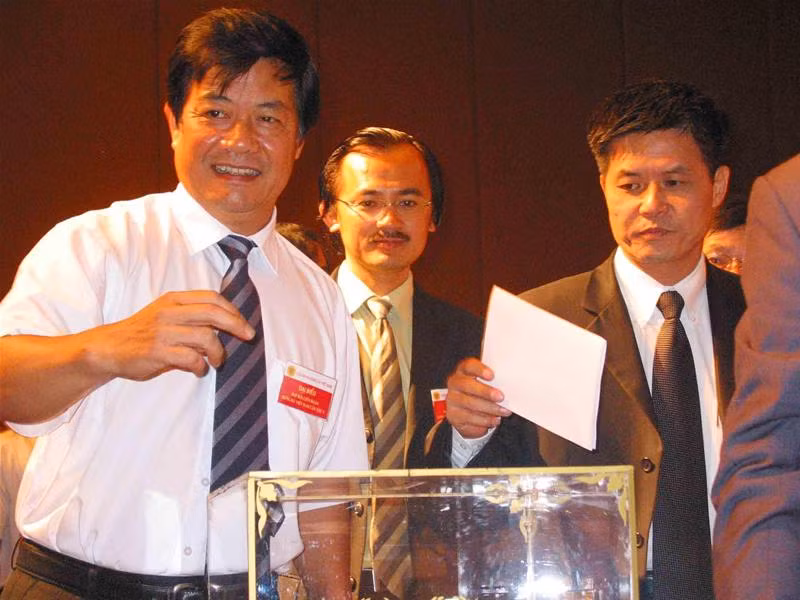 Quang cảnh Đại hội Nhiều vấn đề "nóng" làm đại biểu... khát Tâm sự phút giải lao Phút tâm tư của ông Phạm Ngọc Viễn ĐB Võ Quốc Thắng, Đoàn Nguyên Đức thảo luận các vấn đề ngoài hành lang LS Hải: "Tôi mà được mỗi 1 phiếu là tại anh đấy nhé!" Chủ tịch VFF khóa 4 Mai Liêm Trực trả lời phỏng vấn truyền hình LS Hải và ông Ngô Tử Hà: "Em xin bác chia sẻ tí kinh nghiệm" Cân nhắc kỹ trước khi đặt bút phiếu Được rồi, đã bỏ phiếu xong 116 đại biểu bỏ phiếu chọn BCH mới Hòm phiếu đầy đủ trước khi kiểm phiếu