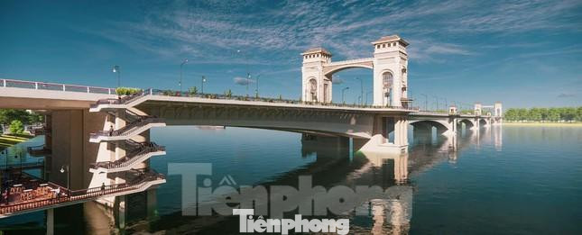 Theo Hội KTS Việt Nam phương án kiến trúc cầu Trần Hưng Đạo đưa ra từ đầu đến nay không phải là phong cách kiến trúc Đông Dương mà là hình thức mô phỏng khiên cưỡng nệ cổ, pha trộn hỗn tạp với nhiều chi tiết kiến trúc châu Âu từ thời trung cổ…