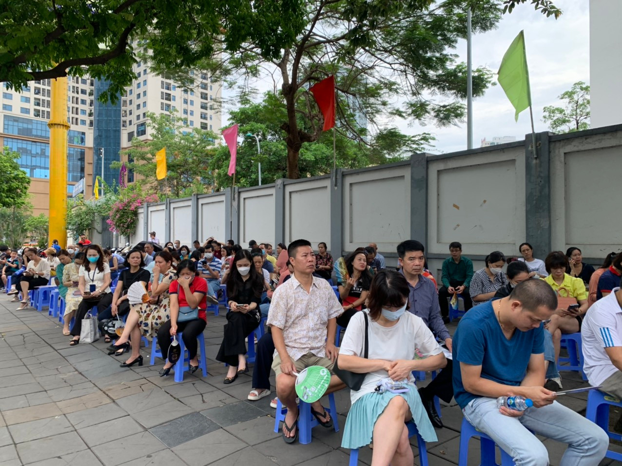 Con vào phòng thi, cha mẹ ngồi chờ tại điểm thi trường THCS Yên Hòa, Cầu Giấy, Hà Nội. Ảnh: Đ.H Con vào phòng thi, cha mẹ ngồi chờ tại điểm thi trường THCS Yên Hòa, Cầu Giấy, Hà Nội. Ảnh: Đ.H