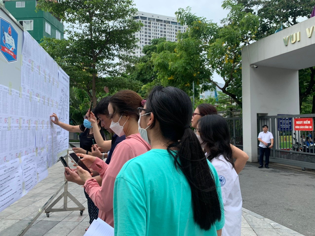 Nhiều phụ huynh chụp lại sơ đồ phòng thi để sáng mai cho con đến đúng giờ, đúng phòng thi theo quy định Nhiều phụ huynh chụp lại sơ đồ phòng thi để sáng mai cho con đến đúng giờ, đúng phòng thi theo quy định