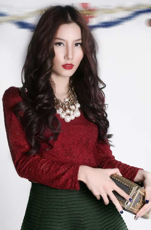 Nữ diễn viên chọn phong cách make-up đậm và uốn tóc xoăn ra dáng các quý cô thời thượng.