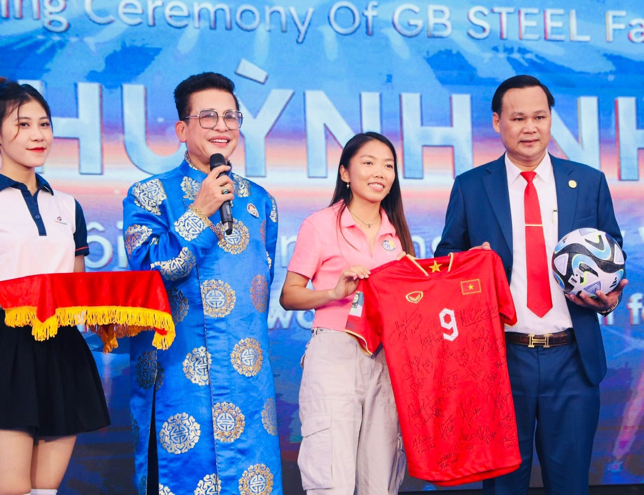 Cầu thủ Huỳnh Như, đội trưởng đội tuyển bóng đá nữ Việt Nam cũng đã tặng áo đấu có chữ ký của toàn đội vừa dự World Cup 2023 cho GB Steel đấu giá Cầu thủ Huỳnh Như, đội trưởng đội tuyển bóng đá nữ Việt Nam cũng đã tặng áo đấu có chữ ký của toàn đội vừa dự World Cup 2023 cho GB Steel đấu giá