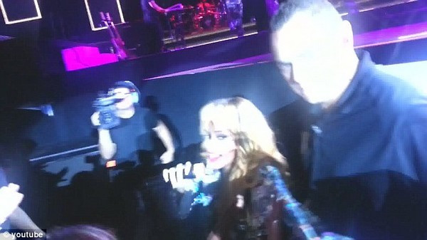 Những hình ảnh cắt ra từ clip 'hành hung' fan của Rihanna