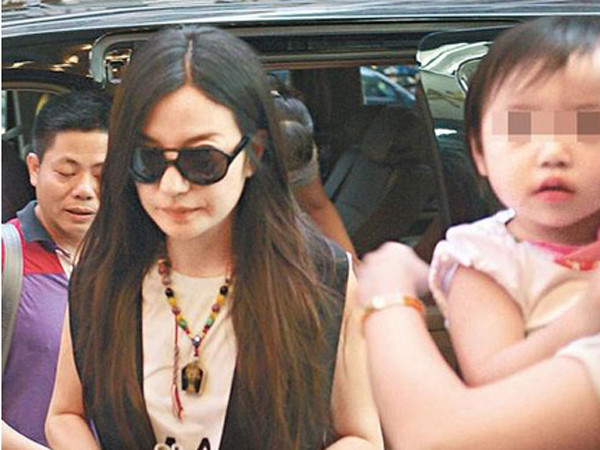 Con gái của Triệu Vy hiện đã hơn 2 tuổi. Cô bé sống cùng bố mẹ tại Singapore, hiếm hoi lắm cô bé nổi tiếng mới lộ diện ở nơi công cộng. Thỉnh thoảng, vợ chồng Triệu Vy cũng khoe một số hình ảnh của con trên blog cá nhân