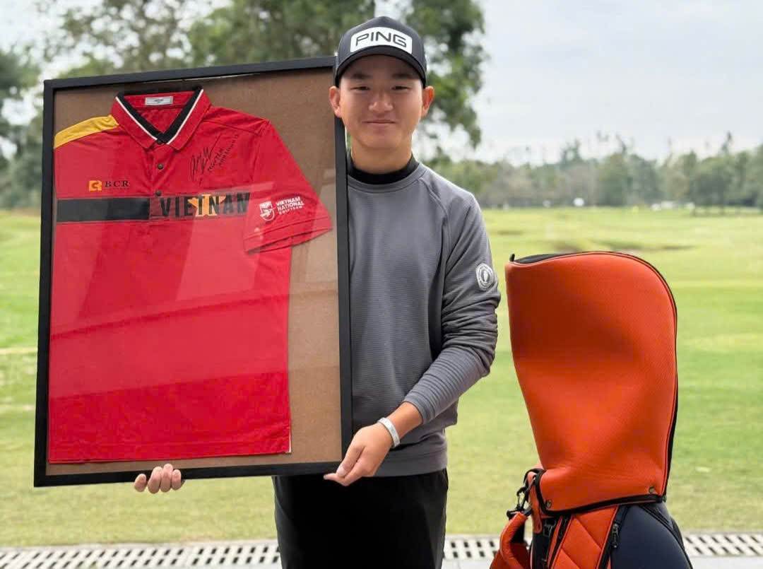 Chiếc áo đấu và túi gậy có chữ ký của Nguyễn Anh Minh, golfer nghiệp dư số 1 Việt Nam.