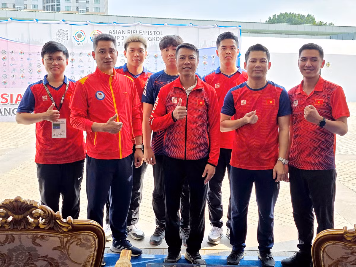 Xạ thủ Hà Minh Thành (thứ 2 từ phải sang) cùng ban huấn luyện và đồng đội tại Cúp bắn súng châu Á 2025. Xạ thủ Hà Minh Thành (thứ 2 từ phải sang) cùng ban huấn luyện và đồng đội tại Cúp bắn súng châu Á 2025.