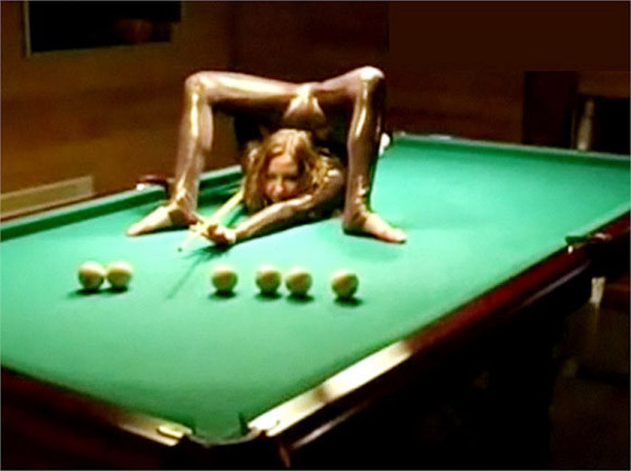 Ngoài bắn cung, Stepanova còn có thể chơi bi-a bằng chân. Ngoài bắn cung, Stepanova còn có thể chơi bi-a bằng chân