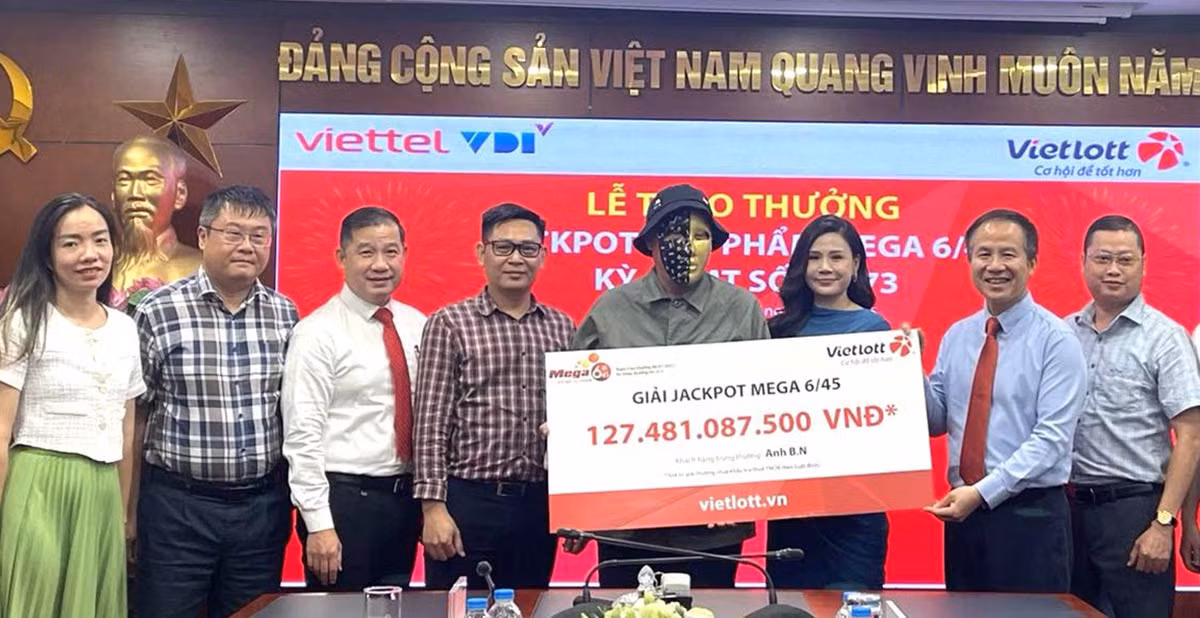 Anh B.N nhận giải Jackpot với giá trị hơn 127 tỷ đồng. Ảnh: Vietlott