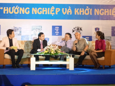 Đặng Lê Nguyên Vũ trong buổi đối thoại với thanh niên cùng hướng nghiệp, khởi nghiệp. Anah: như ý. Đặng Lê Nguyên Vũ trong buổi đối thoại với thanh niên cùng hướng nghiệp, khởi nghiệp. Anah: như ý