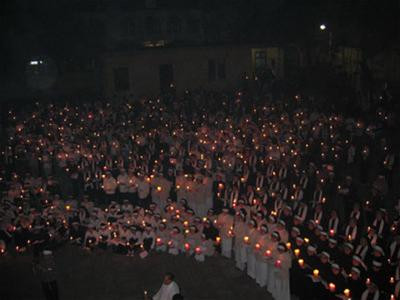 Tổng Giám mục Giuse Ngô Quang Kiệt chủ trì Đêm Canh thức. Từ phải qua: Hồng y Giuse Phạm Đình Tụng, Tổng Giám mục Ngô Quang Kiệt, Giám mục phụ tá Paul Lê Đắc Trọng. Giáo dân xứ Nhà Thờ Lớn Hà Nội cầu nguyện cho Giáo Hoàng John Paul II. Các chủng sinh Đại Chủng viện trong Đêm Canh thức. Câu "Alleluia" vang lên từ đêm Phục sinh của Chúa Kitô. Những ngọn nến lung linh trong Đêm Canh thức. Các nhà thờ Hà Nội đồng loạt treo cờ rủ. Các cháu nhỏ cũng chăm chú dâng lời cầu nguyện.