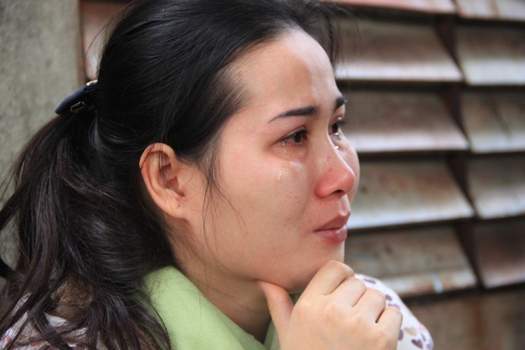 Nước mắt lăn dài trên đôi mắt hoen đỏ của người thân, gia đình