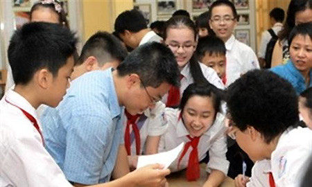 GS Ngô Bảo Châu bên các học sinh 