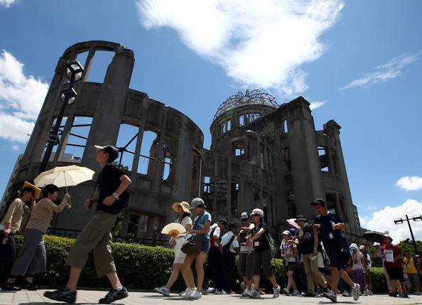 Bên ngoài đài tưởng niệm Hòa Bình của thành phố Hiroshima. Bên ngoài đài tưởng niệm Hòa Bình của thành phố Hiroshima