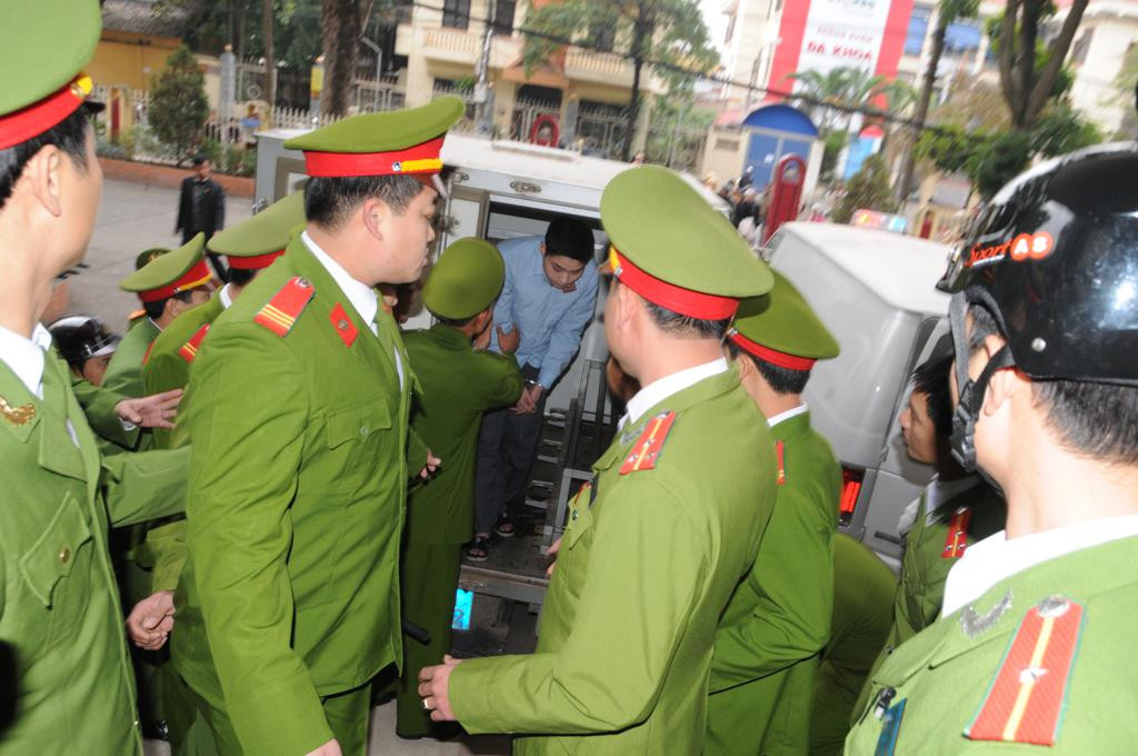 Lê Văn Luyện được áp giải đến Tòa án