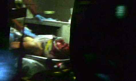 Nghi phạm trong xe cứu thương. Cảnh sát cho biết nghi phạm đã bị trọng thương trong các cuộc đọ súng dữ dội với cảnh sát, thậm chí nhân chứng còn nghe thấy cả tiếng mìn, hoặc lựu đạn nổ