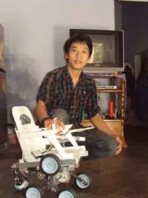 Thủy Ngọc Phong bên mô hình xe lăn leo cầu thang