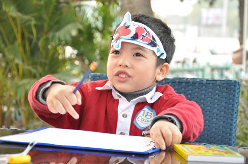 Bé Nhật Nam, 4 tuổi thi vẽ cá Koi sau khi được chiêm ngưỡng cá Koi 