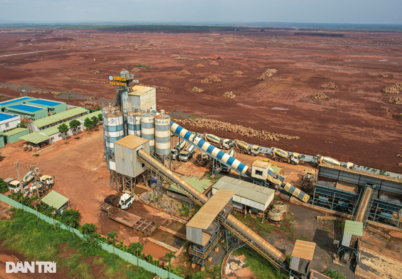 Để phục vụ thi công các gói thầu, trạm trộn bê tông lưu động được xây dựng ngay trong sân bay, tạo thuận tiện cho công tác xây dựng các công trình trong dự án. Để phục vụ thi công các gói thầu, trạm trộn bê tông lưu động được xây dựng ngay trong sân bay, tạo thuận tiện cho công tác xây dựng các công trình trong dự án.