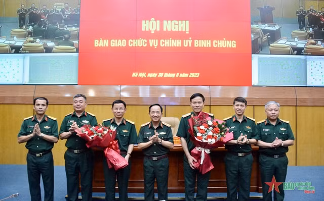 Thượng tướng Trịnh Văn Quyết cùng các đại biểu chúc mừng Thiếu tướng Trần Minh Tâm và Đại tá Nguyễn Văn Trị. Ảnh: Báo QĐND. Thượng tướng Trịnh Văn Quyết cùng các đại biểu chúc mừng Thiếu tướng Trần Minh Tâm và Đại tá Nguyễn Văn Trị. Ảnh: Báo QĐND.