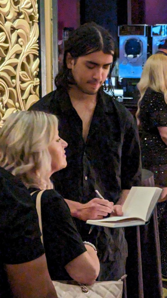 Blanket khá rụt rè và trầm tính, luôn cố gắng tránh tiếp xúc với người khác. Ảnh: SplashNews.com. Blanket khá rụt rè và trầm tính, luôn cố gắng tránh tiếp xúc với người khác. Ảnh: SplashNews.com.