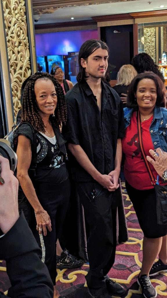 Blanket khá rụt rè và trầm tính, luôn cố gắng tránh tiếp xúc với người khác. Ảnh: SplashNews.com. Blanket khá rụt rè và trầm tính, luôn cố gắng tránh tiếp xúc với người khác. Ảnh: SplashNews.com.